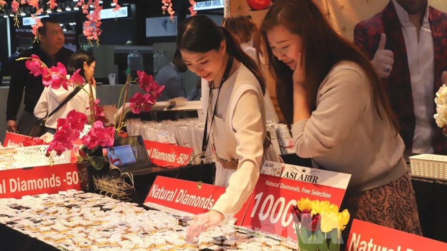 Vietnamese firms join Hong Kong gem and jewelry shows